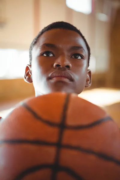 Nachdenklicher Teenager-Basketballspieler — Stockfoto