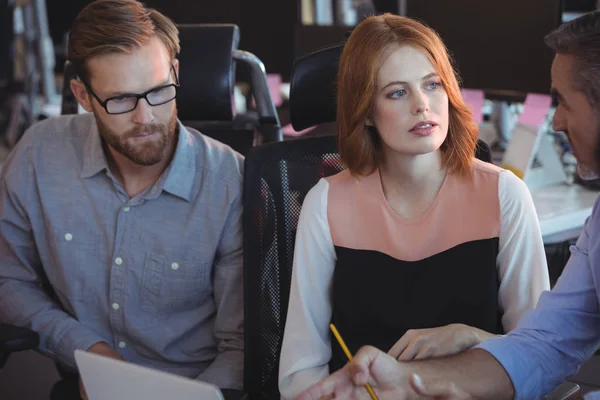 Ernstige zaken-collega's bespreken samen — Stockfoto