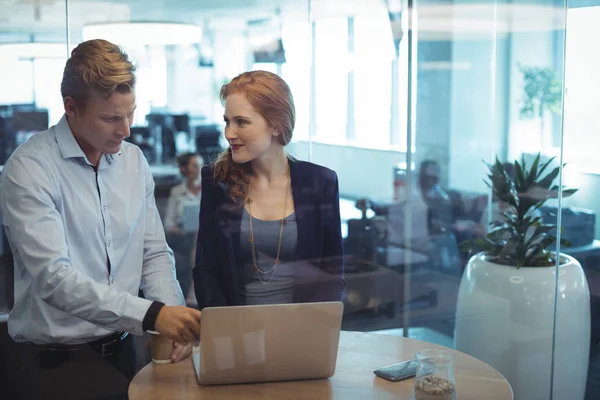 Mujer de negocios con colega masculino trabajando — Foto de Stock