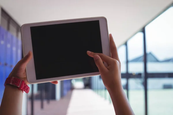 Student using tablet in corridor — Stock Photo, Image