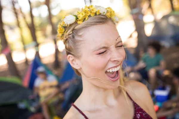 Frau schreit mit geschlossenen Augen auf Campingplatz — Stockfoto