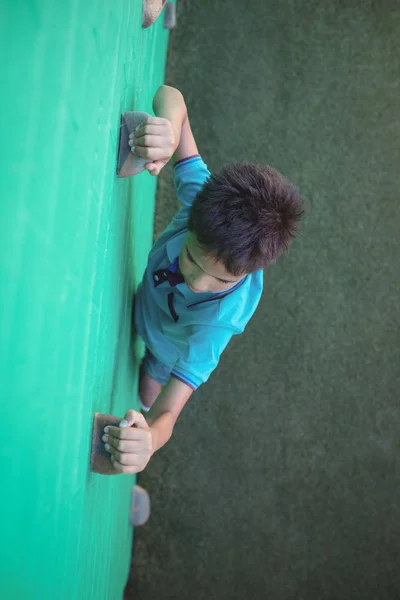 Αγόρι πιάνοντας αναρρίχηση κατέχει στον τοίχο — Φωτογραφία Αρχείου