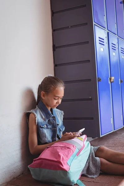 Elementaire schoolmeisje met behulp van de telefoon — Stockfoto