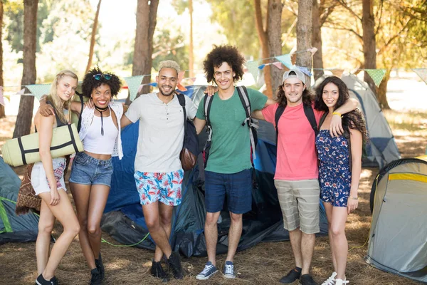 Lächelnde Freunde auf dem Campingplatz — Stockfoto