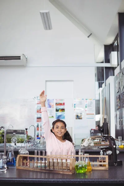 Elementaire student met opgeheven handen — Stockfoto