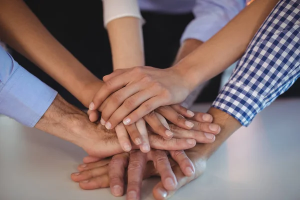 Współpracownikami, układanie ich ręce — Zdjęcie stockowe