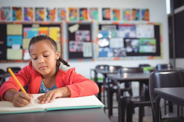 Meisje studeren tijdens de vergadering op het Bureau — Stockfoto