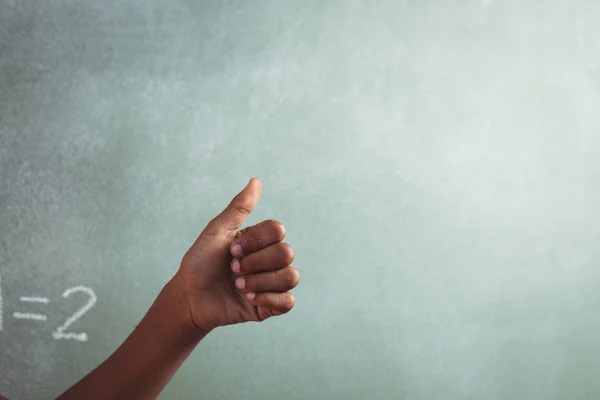 Bijgesneden hand van student weergegeven: duim — Stockfoto