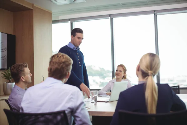 Empresários discutindo durante reunião — Fotografia de Stock