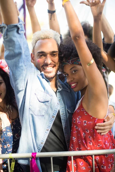 Amigos desfrutando durante o festival de música — Fotografia de Stock