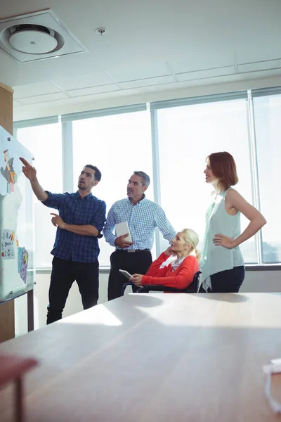 Zakenman met collega's bespreken — Stockfoto