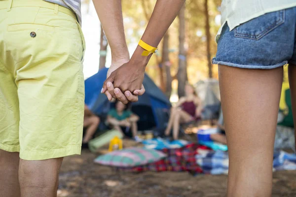 Close up of couple holding hands — Stock Photo, Image