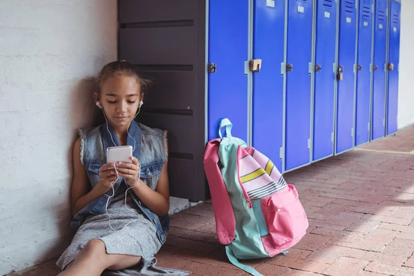 Estudiante de primaria escuchando música — Foto de Stock