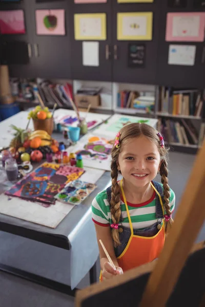 Ragazza pittura su tela — Foto Stock