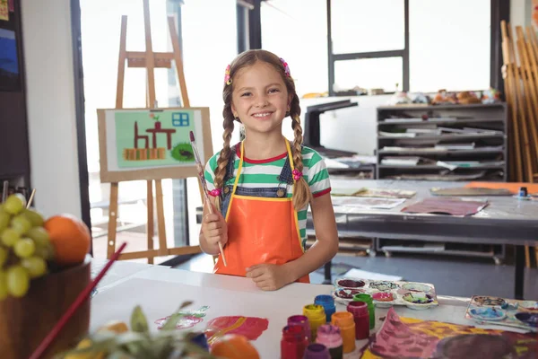 Niña sosteniendo pinceles — Foto de Stock