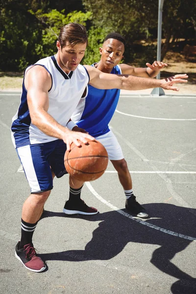 Praktykujących basketball Player — Zdjęcie stockowe