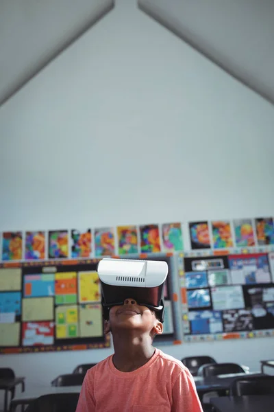 Menino com simulador de realidade virtual na escola — Fotografia de Stock