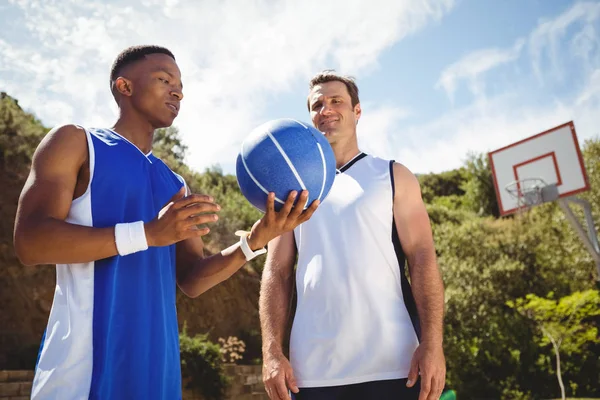 Man basketbol tutan arkadaş arıyorum — Stok fotoğraf