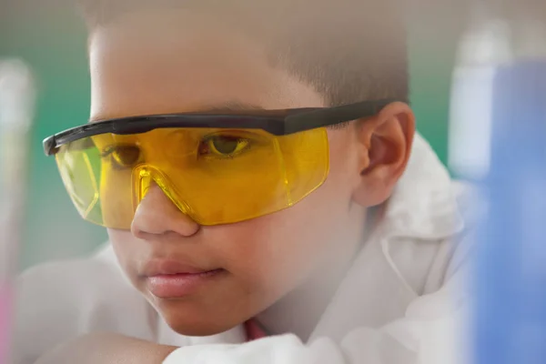 Školák v brýlích experimentování — Stock fotografie