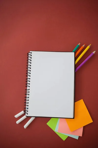 Carnet avec crayons colorés et autocollants — Photo