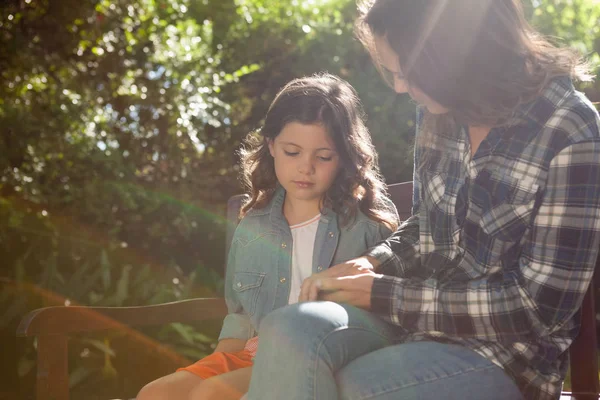 Madre seduta con ragazza sulla panchina — Foto Stock