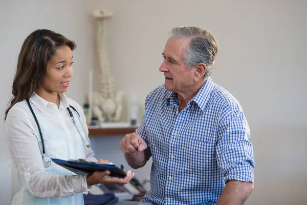 Terapeuta y paciente discutiendo archivo — Foto de Stock