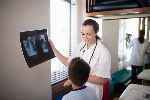 Terapeuta sosteniendo rayos X — Foto de Stock