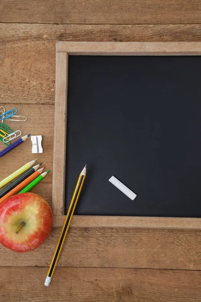 Skoleskifer med blyanter og æble - Stock-foto