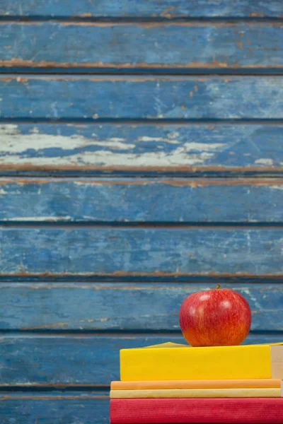 Yığılmış kitaplar ve elma — Stok fotoğraf