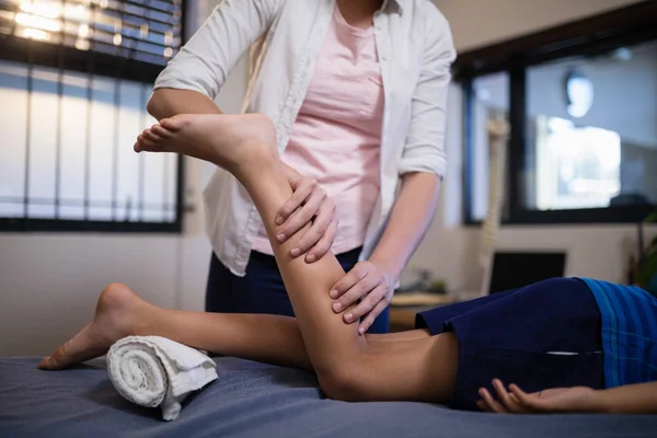 Menino recebendo massagem bezerro — Fotografia de Stock