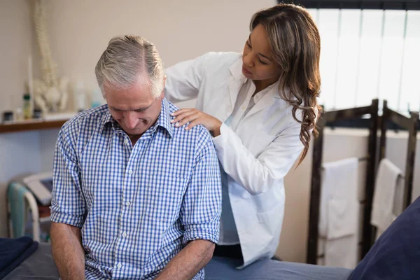 Терапевт осматривает шею пациента — стоковое фото