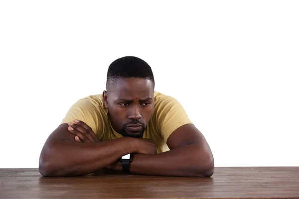 Boos man zit aan tafel — Stockfoto