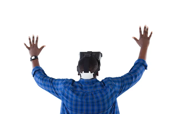 Homem usando fone de ouvido de realidade virtual — Fotografia de Stock