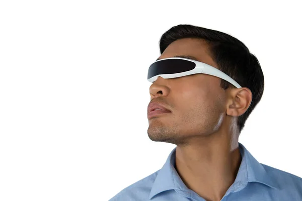 Hombre de negocios usando gafas inteligentes — Foto de Stock