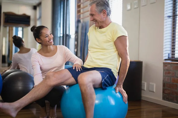 Terapeut hukande av patienten — Stockfoto