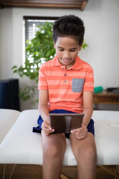 Digitális tabletet használó fiú — Stock Fotó