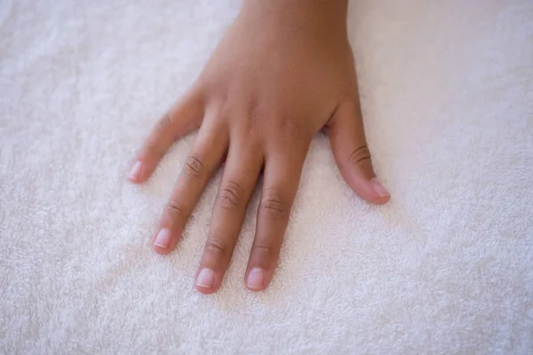 Hand on white towel — Stock Photo, Image