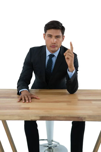 Homme d'affaires pointant vers le haut à la table — Photo