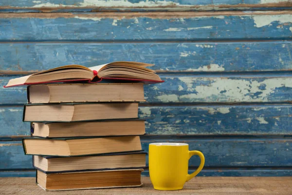 Libros apilados y taza de café —  Fotos de Stock