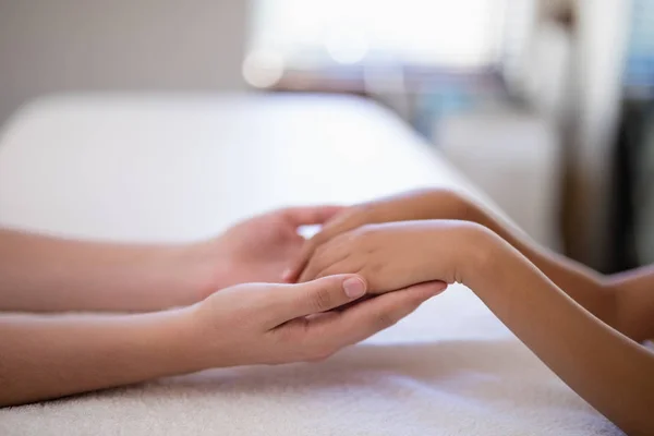 Terapeuta examinando manos de niño — Foto de Stock