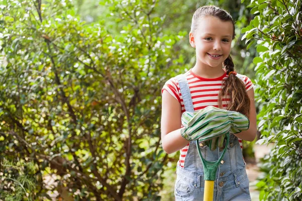 Chica de pie con tenedor de jardinería — Foto de Stock