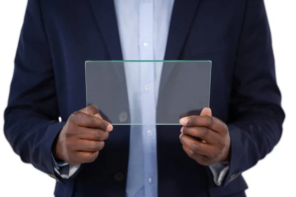 Affärsman med glas digital tablett — Stockfoto