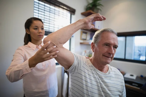 患者の医師試験肘 — ストック写真