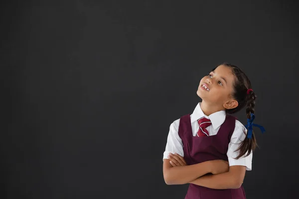 Schoolmeisje staande in klas — Stockfoto