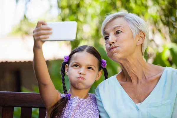 Το κορίτσι και η γιαγιά λήψη selfie — Φωτογραφία Αρχείου