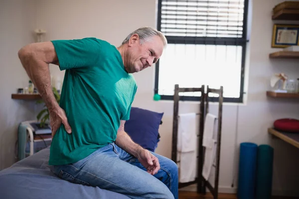 腰痛に苦しむ患者 — ストック写真