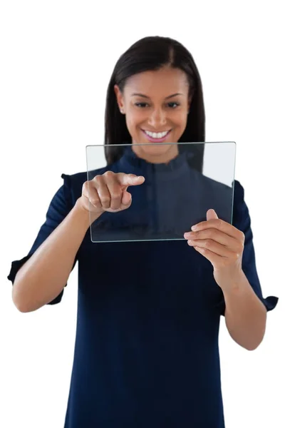 Женщина-руководитель, использующая стеклянную табличку — стоковое фото