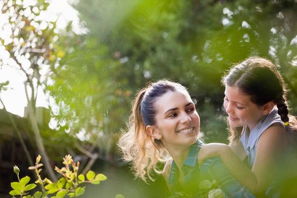 Mamma åker snålskjuts Söt dotter — Stockfoto