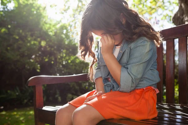 Zdenerwowana dziewczyna płacze na ławeczce, drewniane — Zdjęcie stockowe