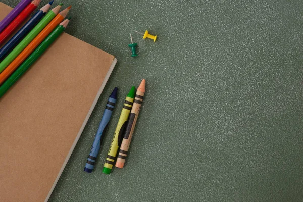 Barevné tužky s pastelkami a knihy — Stock fotografie